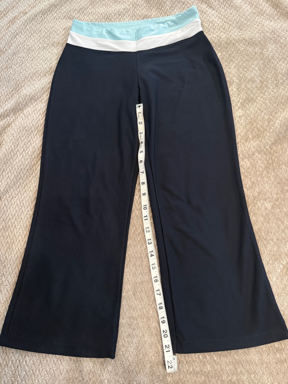 Women’s Wide-Leg Nike Cropped Leggings with Colorblock Waistband - Sz S
